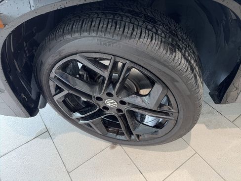 Used 2025 Volkswagen Tiguan SE R-Line image 12