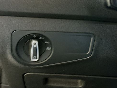 Used 2018 Volkswagen Tiguan SE w/ Panoramic Sunroof Package image 17