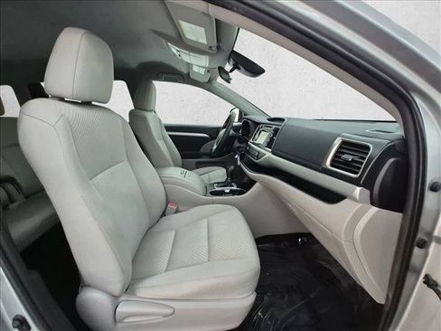 Used 2019 Toyota Highlander LE FWD image 23