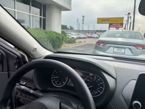 Used 2025 Nissan Sentra SV FWD image 32