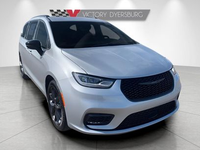 New 2026 Chrysler Pacifica Select