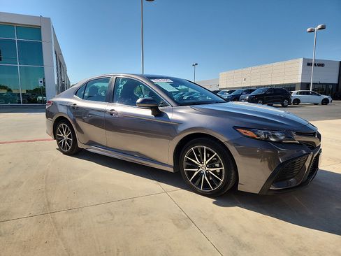 Used 2023 Toyota Camry SE FWD image 8