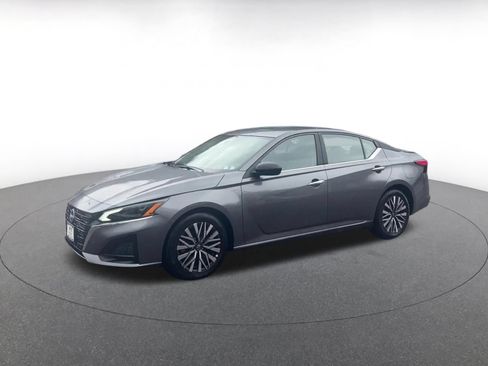 Used 2025 Nissan Altima 2.5 SV FWD image 6