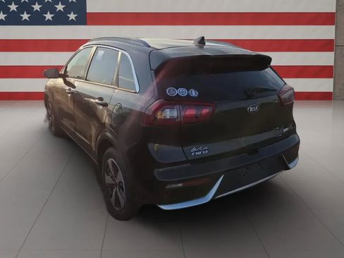Used 2017 Kia Niro EX FWD image 2