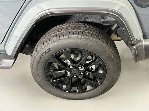 Used 2025 Jeep Wrangler Sahara image 11