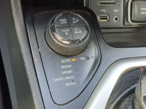 Used 2016 Jeep Cherokee Trailhawk w/ Comfort/Convenience Group image 57