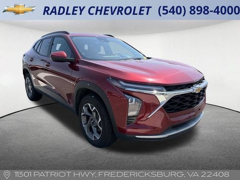 Used 2025 Chevrolet Trax LT FWD image 4