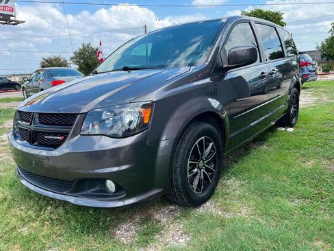 Used 2017 Dodge Grand Caravan SXT w/ Blacktop Package FWD image 4