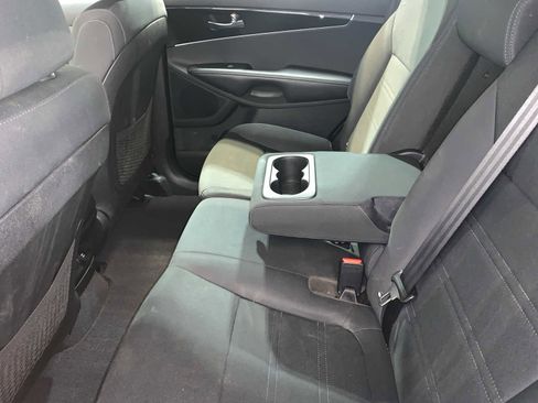Used 2020 Kia Sorento S image 5