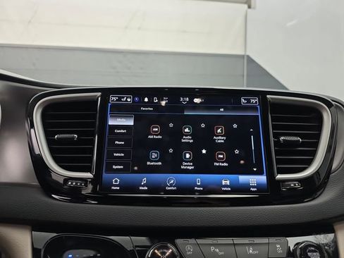 Used 2023 Chrysler Pacifica Touring-L image 27