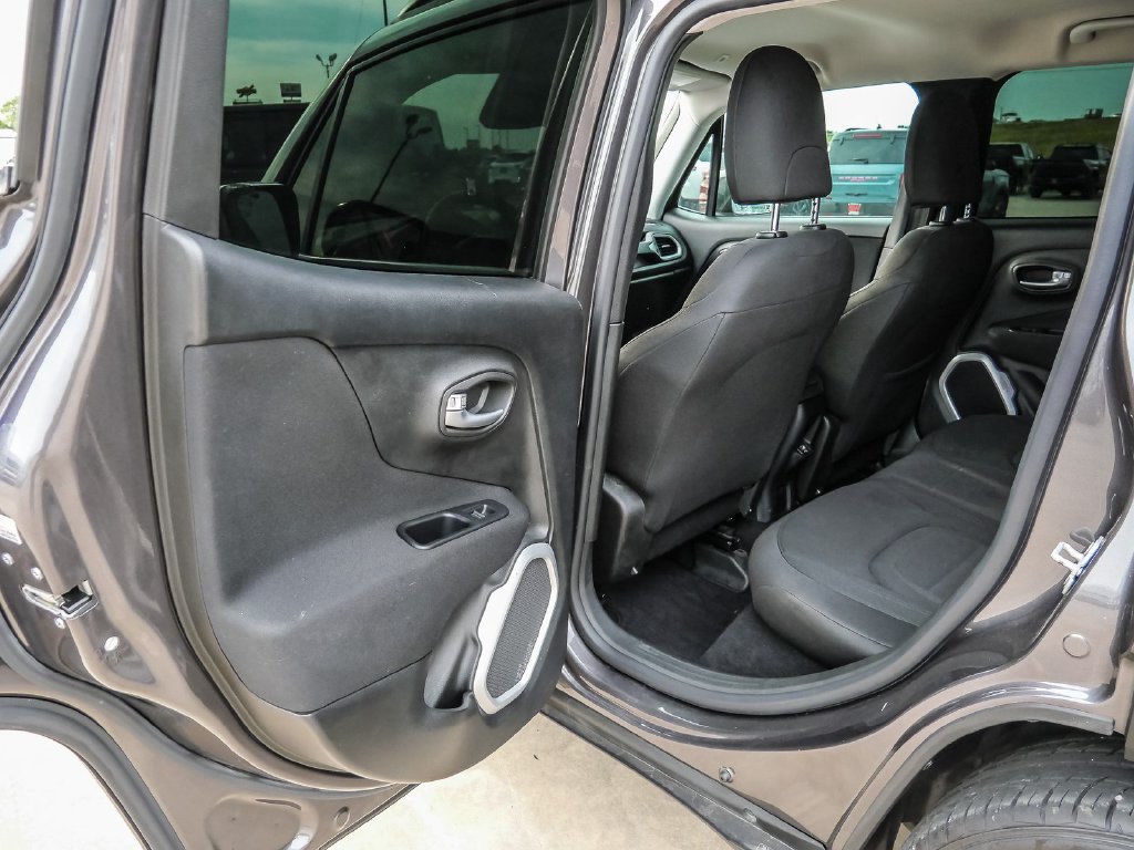 Used 2018 Jeep Renegade Latitude FWD image 20