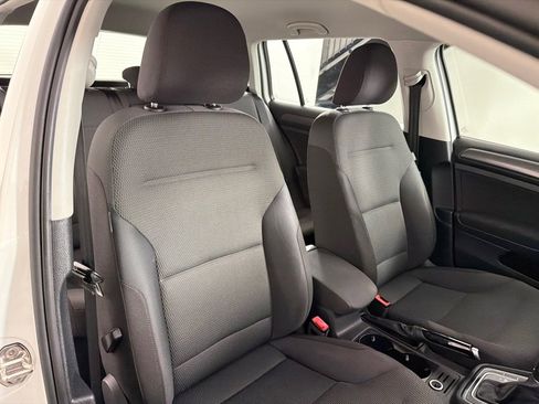 Used 2019 Volkswagen Golf S image 25