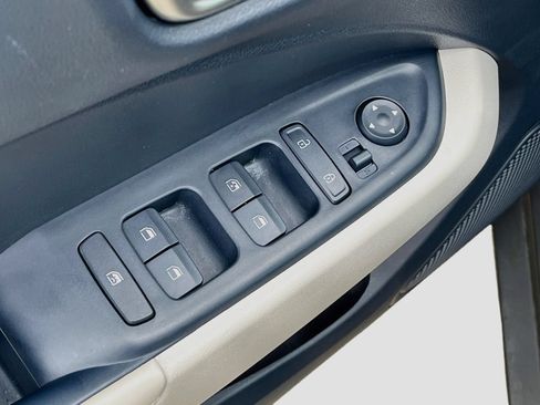 Used 2024 Hyundai Venue Limited FWD image 18