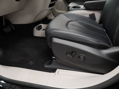 Certified 2024 Chrysler Pacifica Touring-L FWD image 43