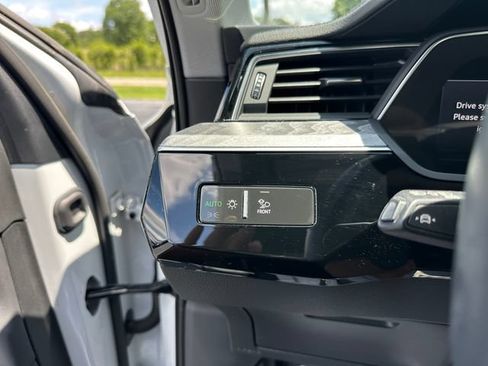 Used 2023 Audi e-tron Premium Plus w/ Premium Plus Package AWD/4WD image 23