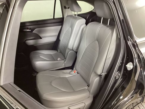 Used 2022 Toyota Highlander XLE AWD/4WD image 32