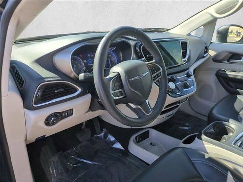 Used 2023 Chrysler Pacifica Touring-L image 10
