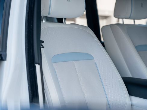 Used 2022 Rolls-Royce Cullinan image 38