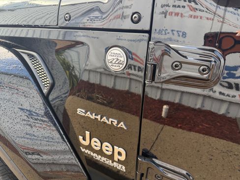 Used 2022 Jeep Wrangler Unlimited Sahara w/ Cold Weather Group image 18