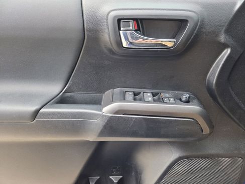 Certified 2022 Toyota Tacoma TRD Off-Road AWD/4WD image 15