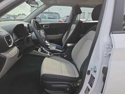Used 2025 Hyundai Venue SEL FWD image 3