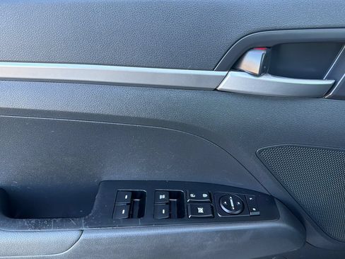 Used 2019 Hyundai Elantra SE w/ Cargo Package FWD image 13