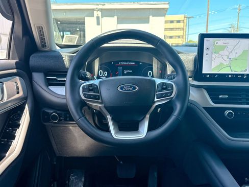 Used 2025 Ford Explorer Active AWD/4WD image 26