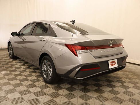 Used 2025 Hyundai Elantra Hybrid FWD image 3