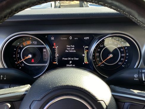 Used 2021 Jeep Gladiator Sport image 14