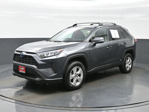 Used 2021 Toyota RAV4 LE AWD/4WD image 2
