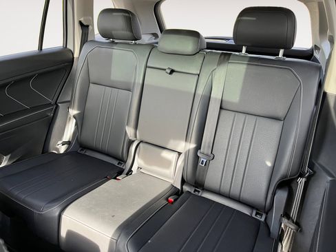 Used 2023 Volkswagen Tiguan SE w/ Panoramic Sunroof Package image 16