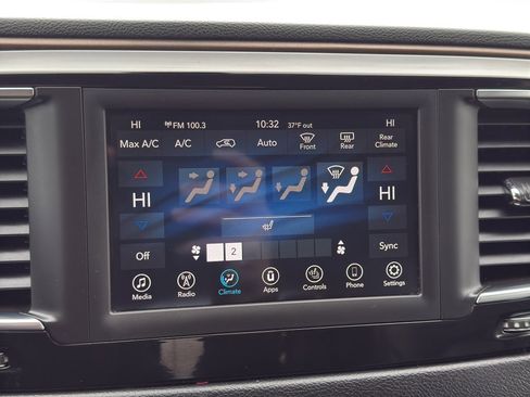 Used 2018 Chrysler Pacifica Touring-L image 17