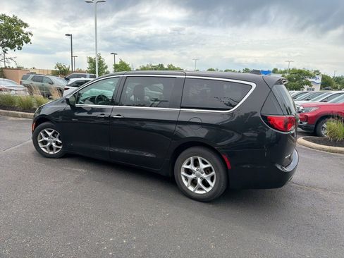 Used 2017 Chrysler Pacifica Touring Plus w/ Tire & Wheel Group FWD image 14