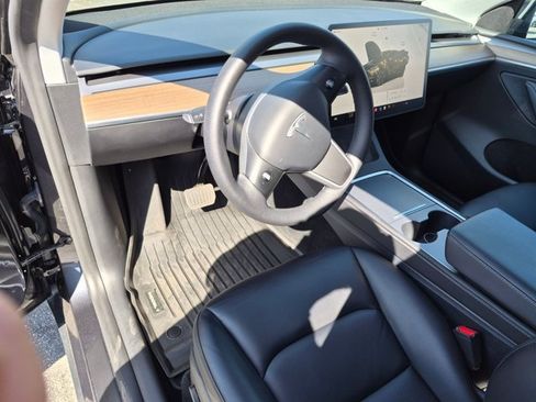 Used 2025 Tesla Model Y Long Range RWD image 9