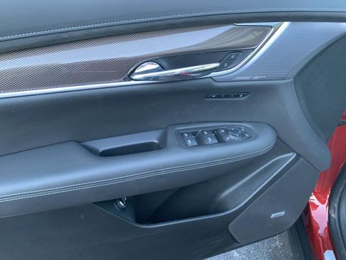 Certified 2024 Cadillac XT6 Sport w/ Platinum Package image 9