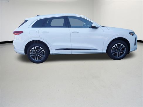 Used 2025 Audi Q5 Premium w/ Convenience Package image 6