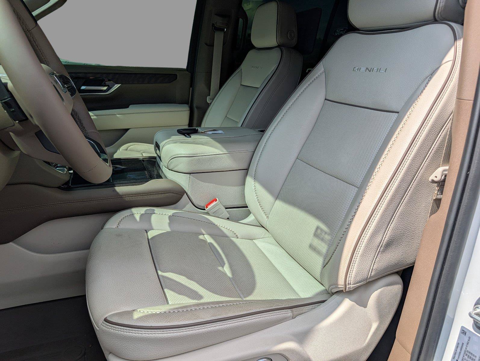 Used 2025 GMC Yukon Denali RWD image 10