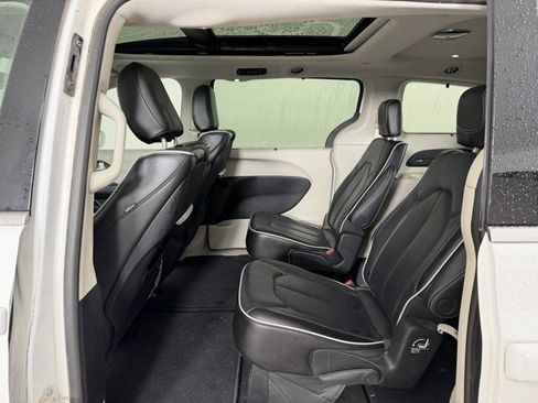 Used 2022 Chrysler Pacifica Limited w/ Uconnect Theater Family Group image 17