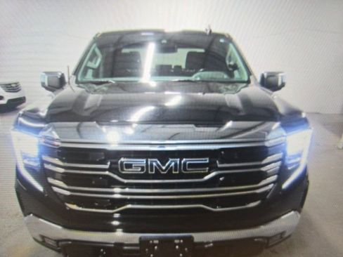 Used 2022 GMC Sierra 1500 SLT w/ SLT Convenience Package AWD/4WD image 2
