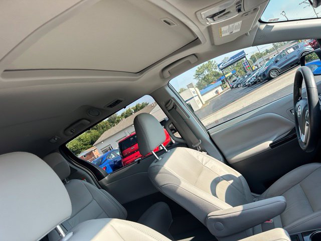 Used 2018 Toyota Sienna XLE w/ XLE Navigation Package FWD image 26