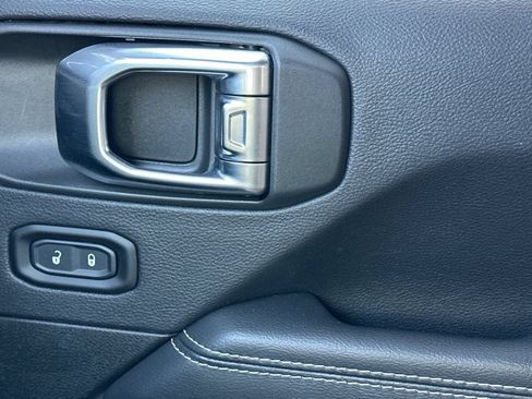 Used 2022 Jeep Wrangler Unlimited Sahara AWD/4WD image 22