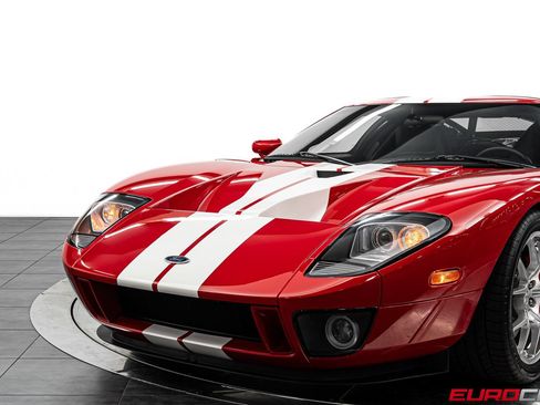 Used 2005 Ford GT RWD image 13