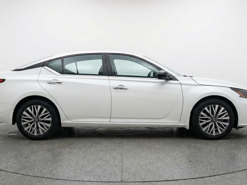 Used 2025 Nissan Altima 2.5 SV image 11