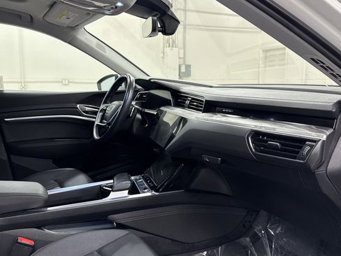 Used 2021 Audi e-tron Premium Plus w/ Premium Plus Package image 21