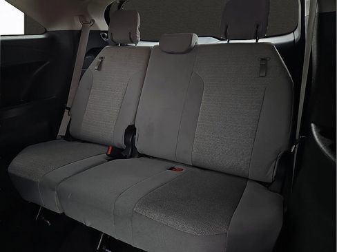 Used 2025 Toyota Sienna LE image 9