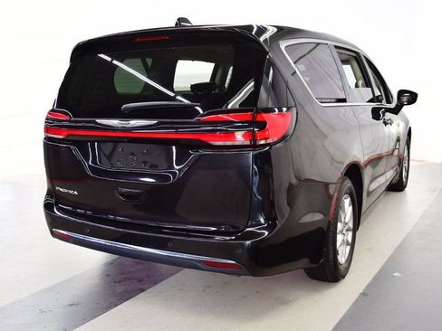 Used 2024 Chrysler Pacifica Touring-L FWD image 25