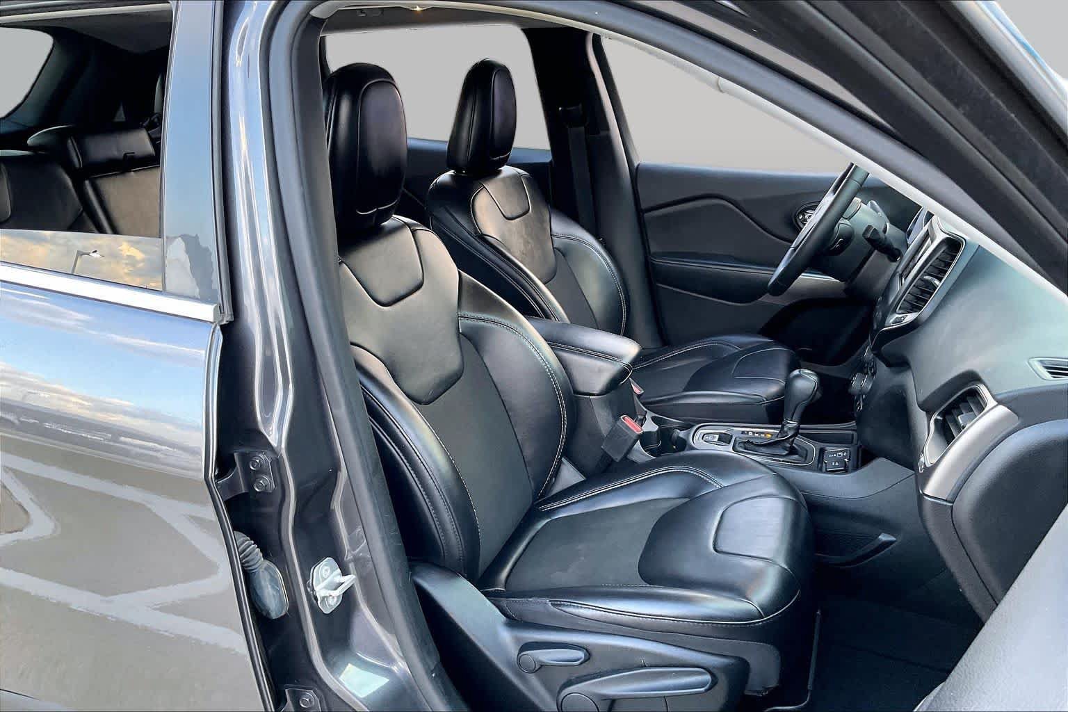 Used 2021 Jeep Cherokee Latitude Plus w/ Sun & Sound Group FWD image 10