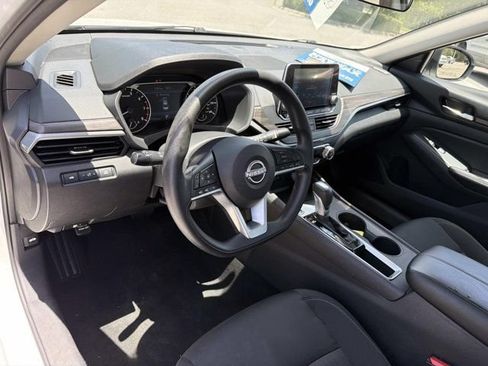Used 2025 Nissan Altima 2.5 SV FWD image 12