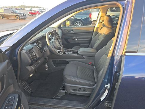 Used 2025 Nissan Pathfinder SV FWD image 13