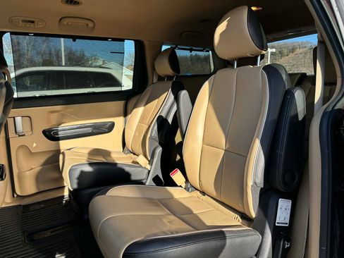 Used 2015 Kia Sedona SX image 12